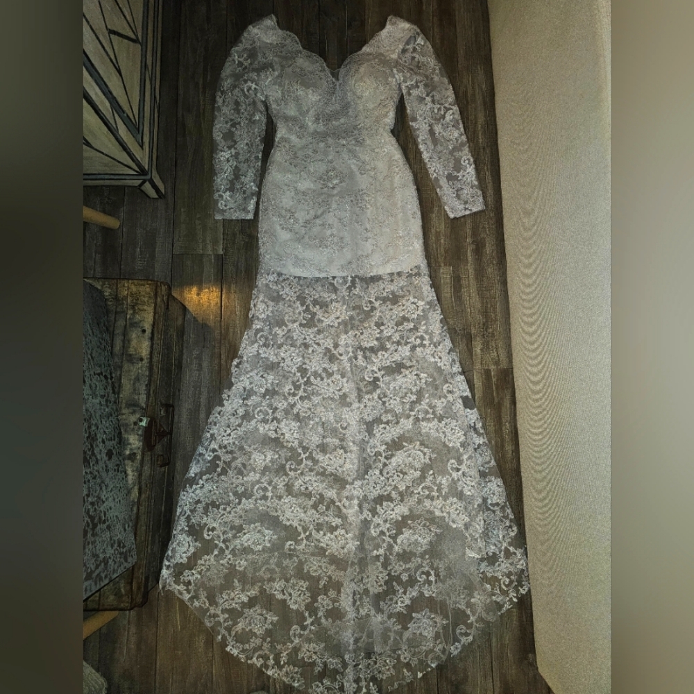 NWT custom lace wedding dress sz 4, never worn in perfect condition.